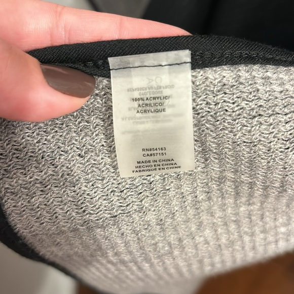 Calvin Klein Asymmetrical Cape Poncho Wrap Scarf, Reversible Black/Grey, One Sz - Picture 3 of 6